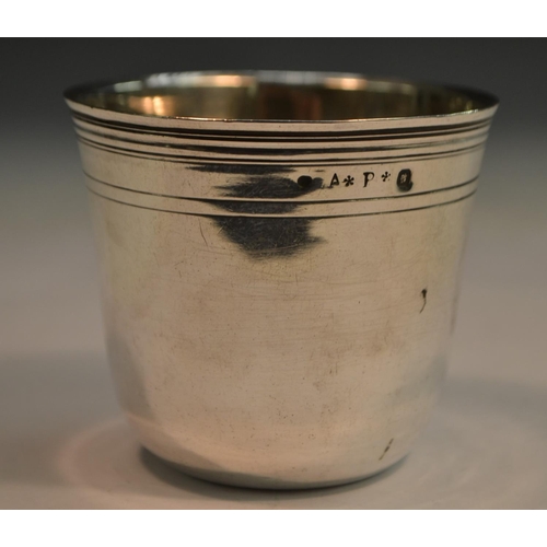 836 - An 18th century French silver tumbler, flared rim above a reeded band, 6cm high, c.1770