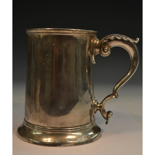 855 - An early George III silver cylindrical pint mug, of good gauge, moulded rim, acanthus-capped double-... 