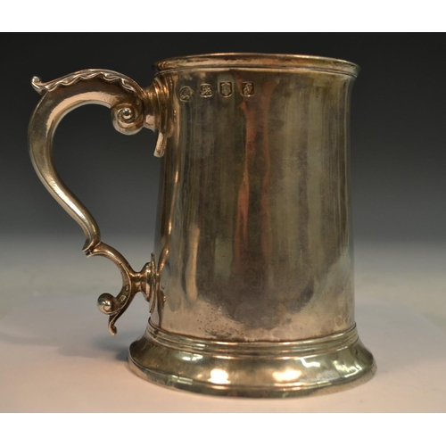 855 - An early George III silver cylindrical pint mug, of good gauge, moulded rim, acanthus-capped double-... 