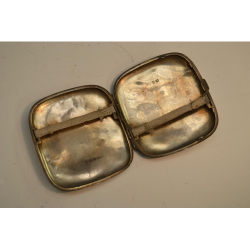 862 - An Edwardian silver and niello rounded rectangular pocket cigarette case, in the Egyptian taste, dec... 