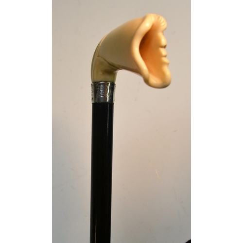 1210 - A George V Japonesque gentleman's silver-mounted ivory and ebony walking cane, the novelty handle ca... 