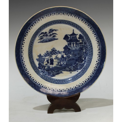 101 - A late 18th century Chinese Boy on a Buffalo pattern dish, cell border, 24cm diam, c.1790