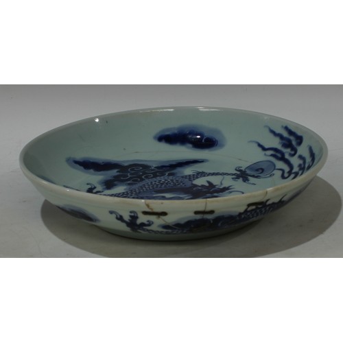 102 - An 18th century blue and white Chinese dragon bowl, a/f