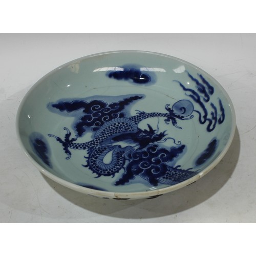 102 - An 18th century blue and white Chinese dragon bowl, a/f