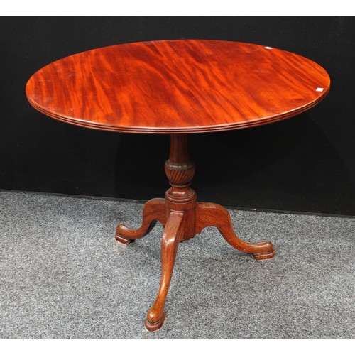 151 - A George III style mahogany tripod supper table, cabriole legs. 91cm wide.