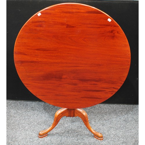 151 - A George III style mahogany tripod supper table, cabriole legs. 91cm wide.