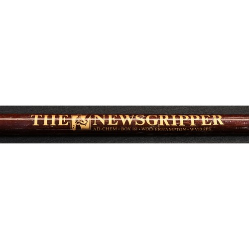 5479 - The Gentleman’s Club - a newspaper rod, The Newsgripper, inscribed in gilt, turned handle, 81cm long