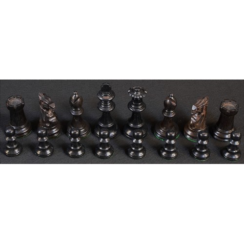 5262 - A Staunton pattern boxwood and ebonised weighted chess set, the pieces marked for King's side, the K... 