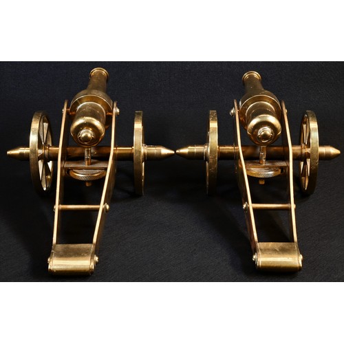 5229 - A pair of well engineered early 20th century scratch-built brass desk model cannons, each field gun ... 