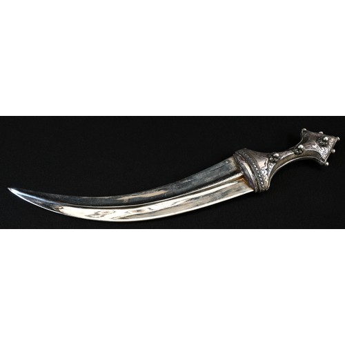 5620 - A Middle Eastern silver coloured metal jambiya dagger, 28.5cm curved blade with diapers to spine, th... 