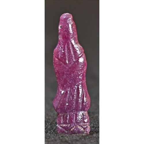 5518 - A Chinese ruby carving, of Guanyin, 2.5cm long