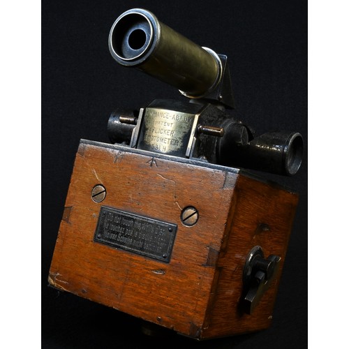 5697 - An early 20th century mahogany and brass Simmance-Abady patent flicker photometer, mahogany tripod, ... 