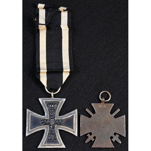 5682 - World War I - a German Iron Cross, 1914; a Hindenburg 1914-1918 Medal, for combatants (2)