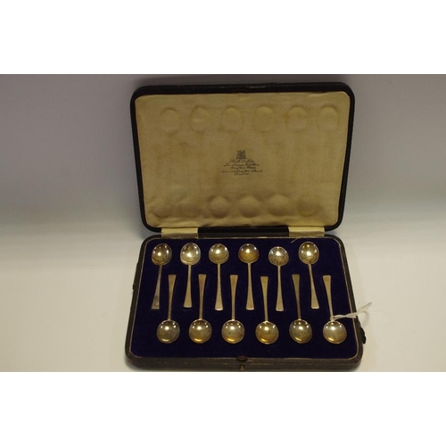 380 - A set of twelve silver seal top coffee spoons, Sheffield 1922, cased