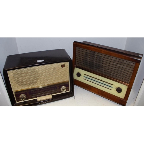 67 - A retro Bakelite radio Phillips B3G6BA; a Ferguson 356 radio (2)