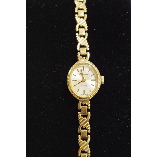 260 - A 9ct gold lady's Accurist quartz wristwatch, champagne dial, gold baton markers, integral 9ct gold ... 