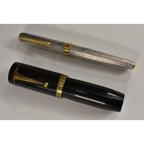 3557 - Pens - an oversize fountain pen, brass fittings, 13cm long; a Diplomat Classic fountain pen, engine ... 