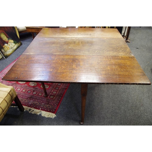 469 - A George III mahogany drop leaf