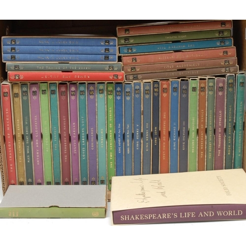 4226 - Folio Society - William Shakespeare - 37 volumes of plays, London: c. 1950-1976, all in gilt-lettere... 