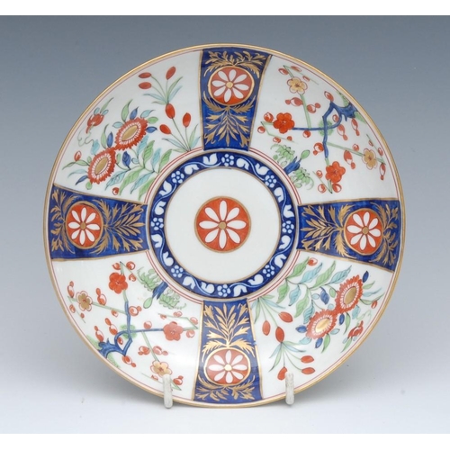 124 - A Worcester globular Queens pattern saucer dish, decorated with alternating panels of chrysanthemum ... 