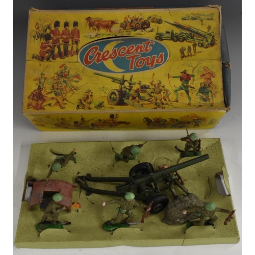 3137 - Crescent Toys - a 2702 Field Gun set, cannon and seven soldiers, building section and trench wall, a... 