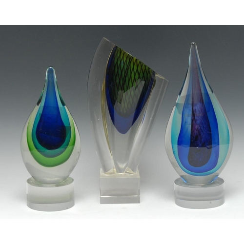 387 - A Studio Glass graduating three-piece garniture, in merging abstract tones of green, blue and purple... 