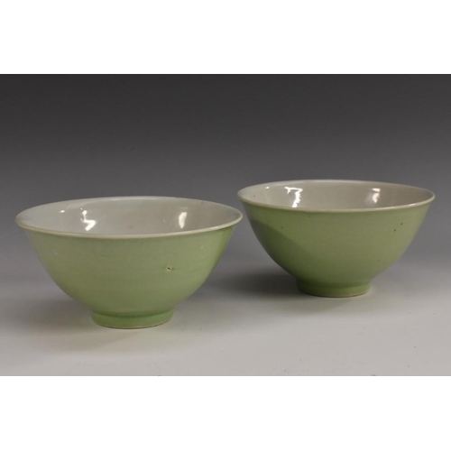 460 - A pair of Chinese celadon bowls, 13cm diam, 19th century