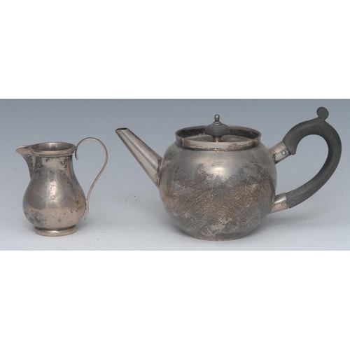 598 - A silver globular teapot and milk jug, George Perkins, London 1913, 12oz   Provenance: From the Esta... 