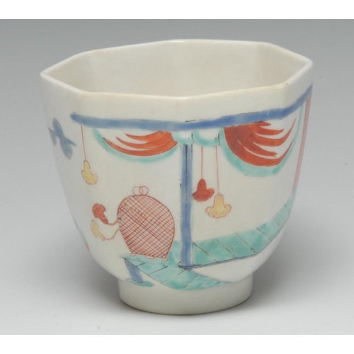 80 - A Chelsea Kakiemon octagonal beaker, painted with the Lady in a Pavilion pattern in polychrome ename... 