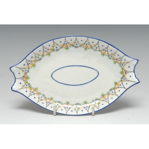 95 - A Pinxton fish tail spoon tray, pattern 9, blue line border, 18.5cm wide, c.1800