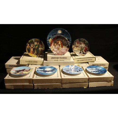 247 - A quantity of collectors plates including Royal Worcester The Dambusters, mostly boxed (quantity)