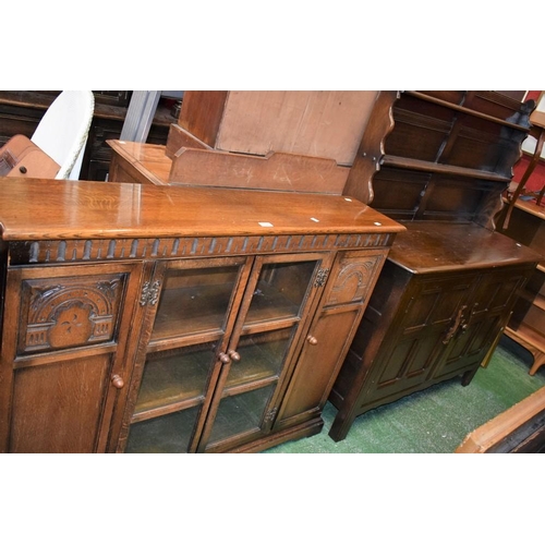 554 - A 20th century oak low bookcase; a similar dresser (2)