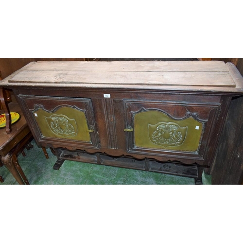 562 - A 19th century Dutch oak and brass dresser superstructure, 140.5cm wide