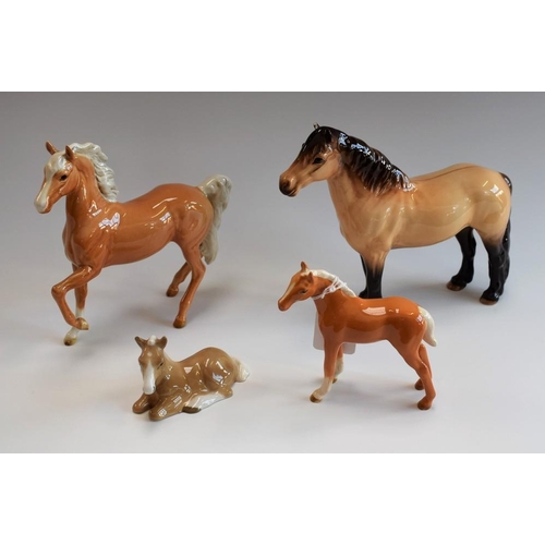 82 - A Beswick Palomino horse and foal; a Beswick Highland horse; a Szeiler foal (4)