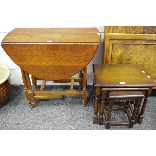 317 - A nest of mid 20th century oak occasional tables; an early/mid 20th century drop leaf table of small... 