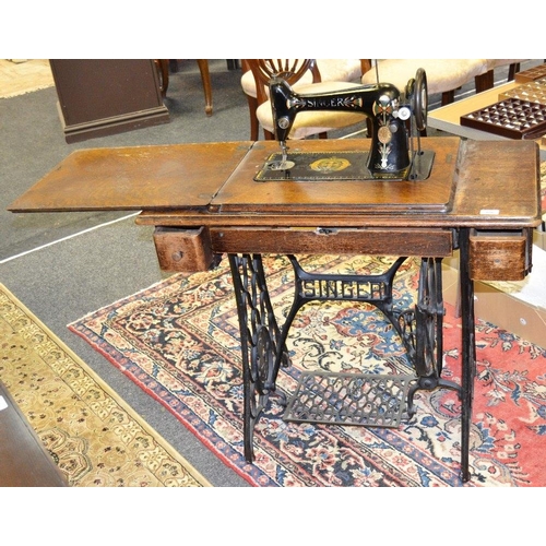 376 - A Singer treadle sewing machine,early 20th century