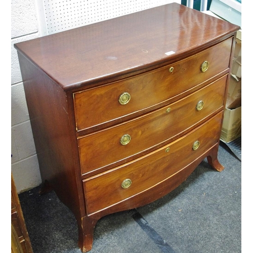 121 - A George III bow front chest of three graduated drawers