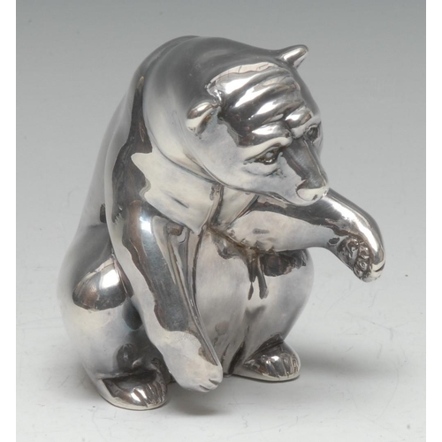 582 - A Continental silver novelty model, of a polar bear, 10cm high, marked 925, 20th century