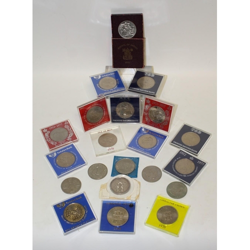 5206 - Coins - UK - Elizabeth II crowns, most in plastic cases: 1951 Festival of Britain (in card box), 195... 