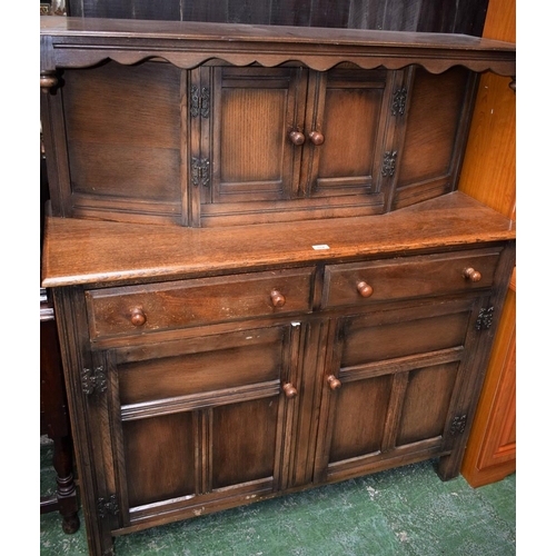 554 - A 20th century oak duodarn/court cupboard, 137cm high