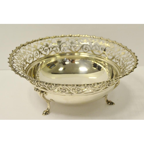 314 - A George V silver circular fruit bowl, gadrooned rim and pierced border, cabriole legs, 20.5cm diam,... 