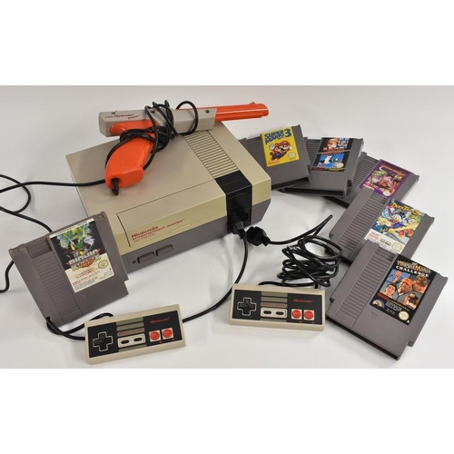 3071 - Vintage Computing/Gaming - a 1980s Nintendo Entertainment System (NES) games console, 2 controllers,... 