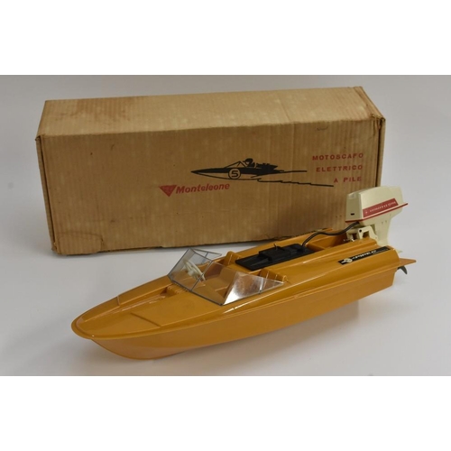 3074 - A retro vintage 1960s Monteleone Piper 656 battery operated speed boat. Tan hull, lift off motor, bo... 