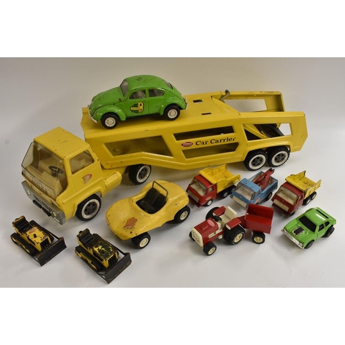 3079 - Tonka Toys - a yellow articulated car transporter, a Sidewinder green Beetle, yellow beach buggy, tr... 