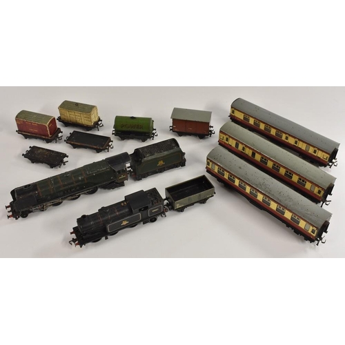 3138 - Hornby Dublo 3 Rail - a 4-6-2 Duchess of Montrose locomotive and tender, green and black livery, Rn ... 