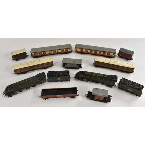 3139 - Hornby Dublo 3 Rail - a 4-6-2 Silver King locomotive and tender, green and black livery, Rn 00016, a... 