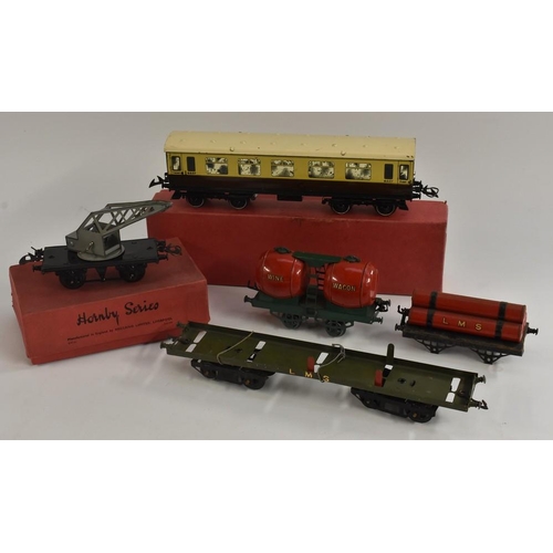 3150 - O Gauge - Hornby Series Rolling stock inc pre war Wine Wagon, green chassis red barrels, No 1 Crane ... 