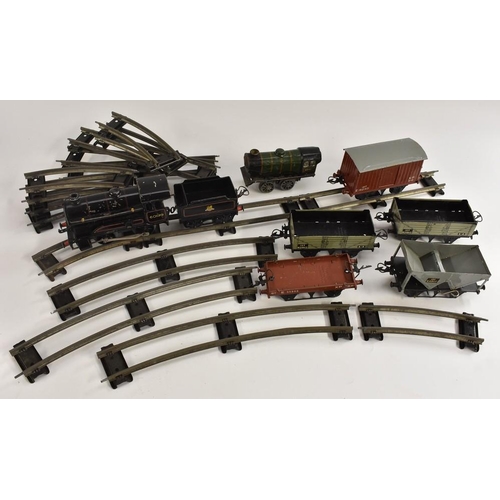 3152 - Hornby O Gauge - a clock work train set, 0-4-0, 60199 locomotive and tender, red and black livery, 1... 