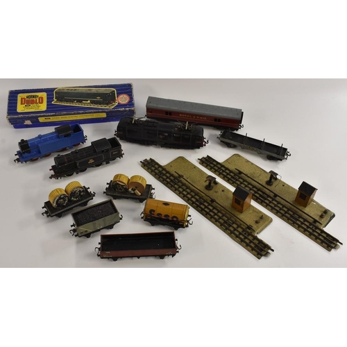 3158 - Hornby Dublo 3 Rail - a Co-Bo 6-0-4 Diesel -Electric locomotive green BR livery, Rn D5713, another 0... 