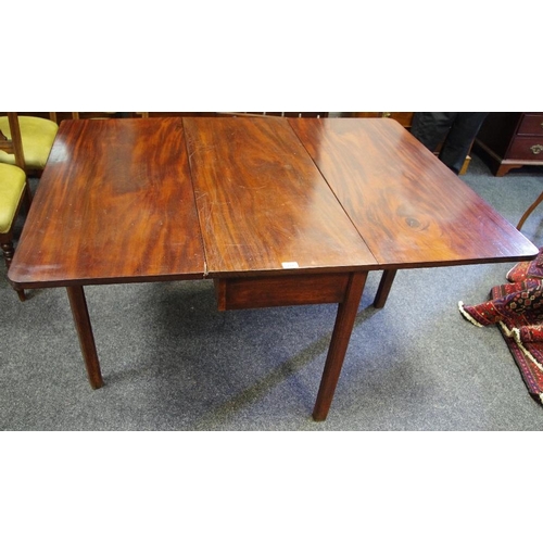 486 - A 19th century mahogany gateleg dining table, opening to 137cm